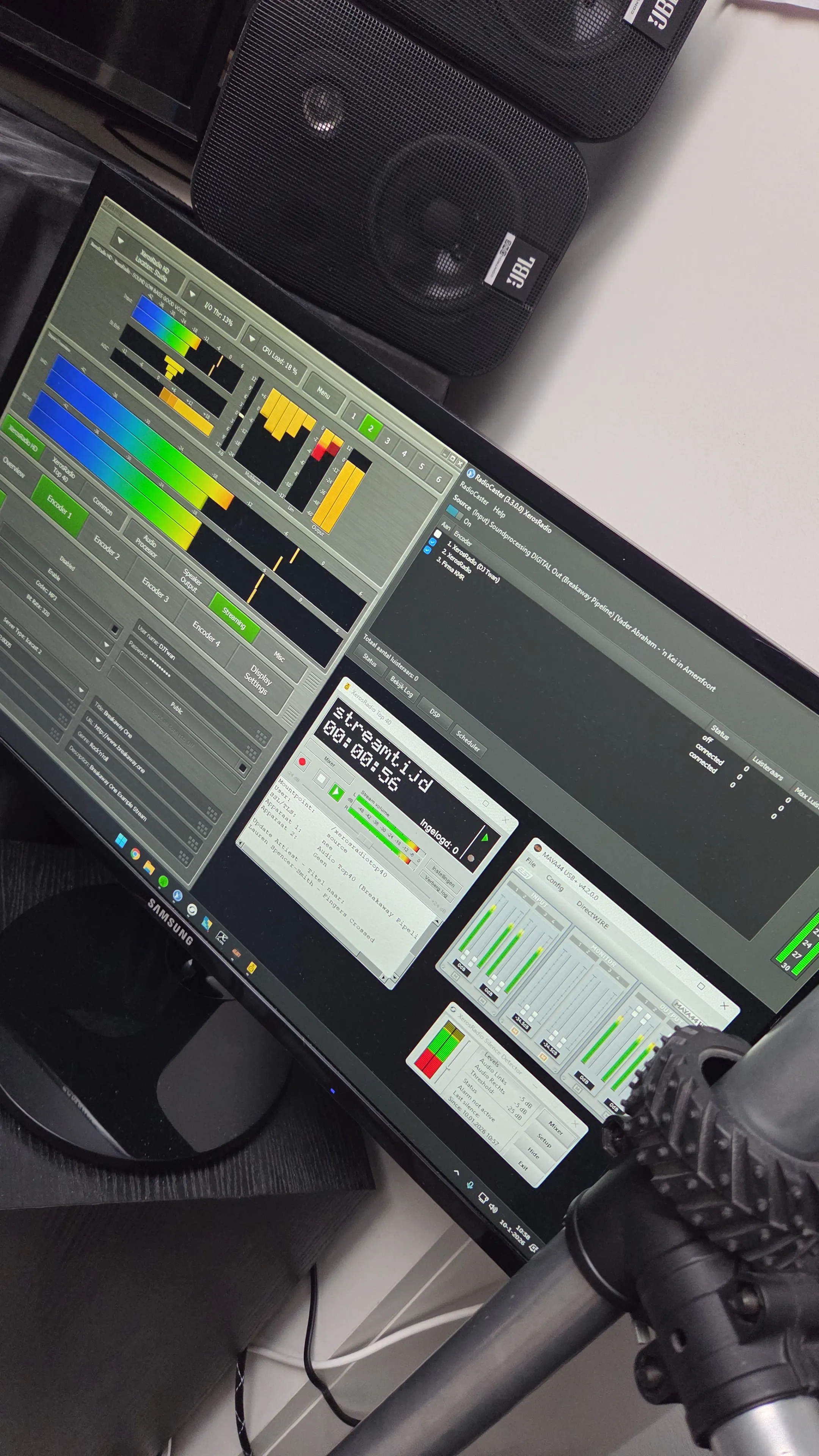 Luister gezellig mee naar onze DJ's